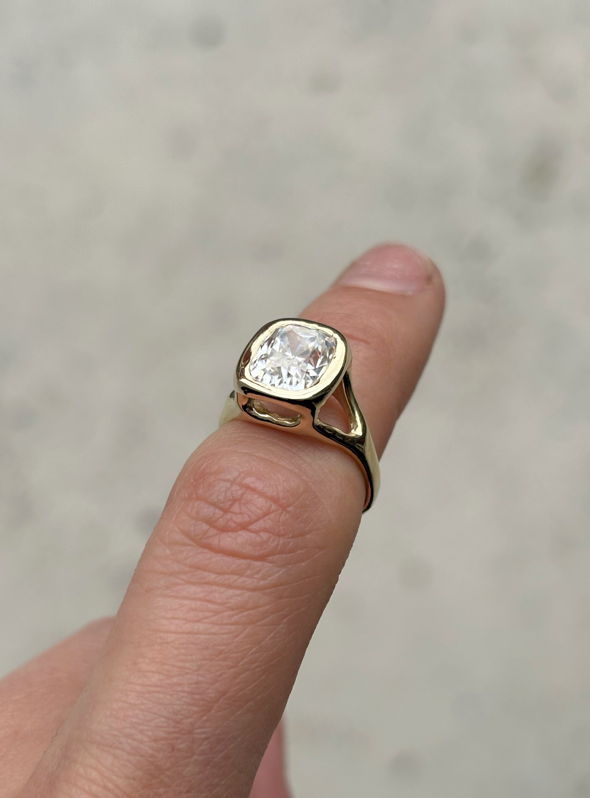 ELONGATED CUSHION RING