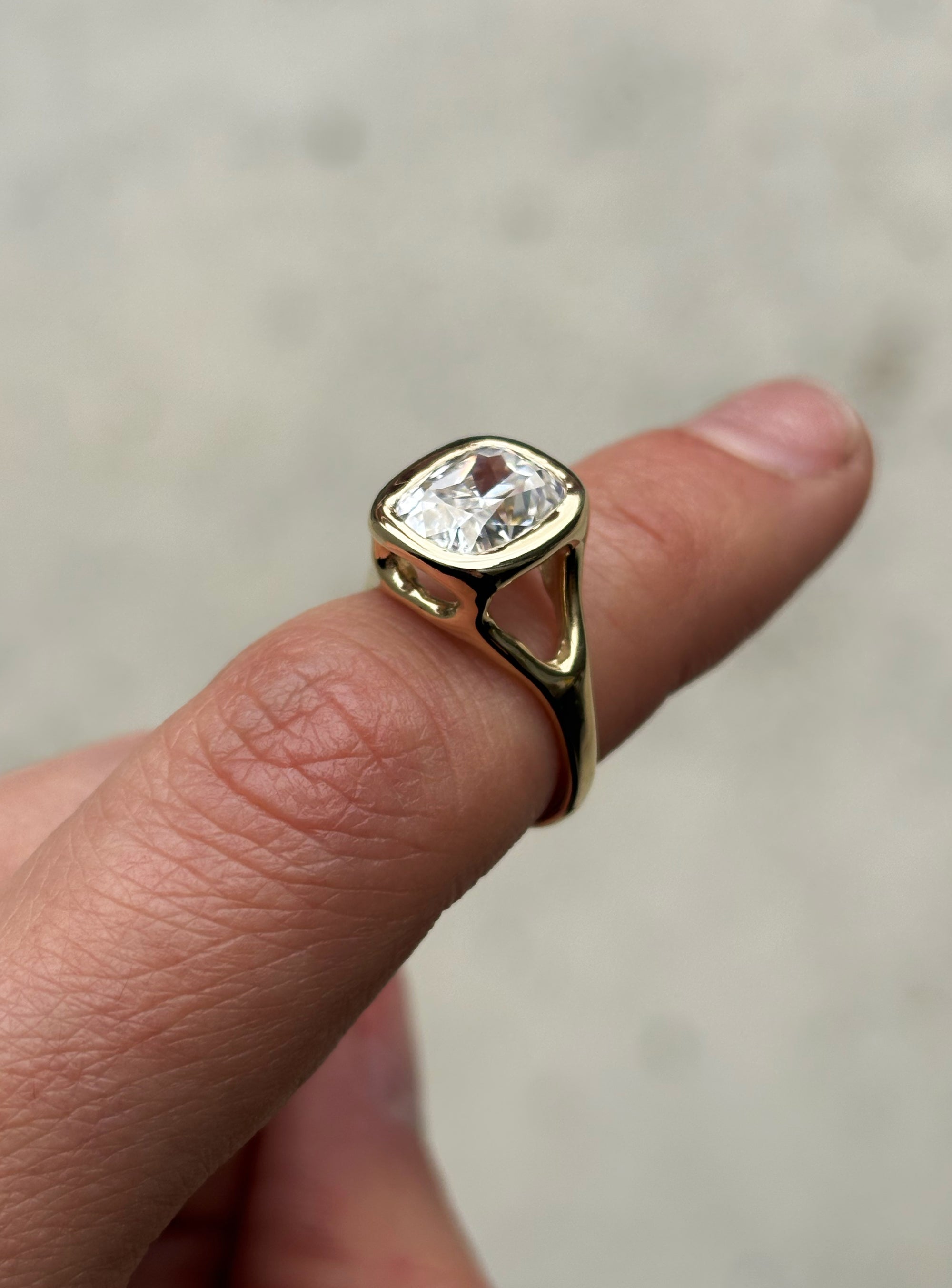 ELONGATED CUSHION RING