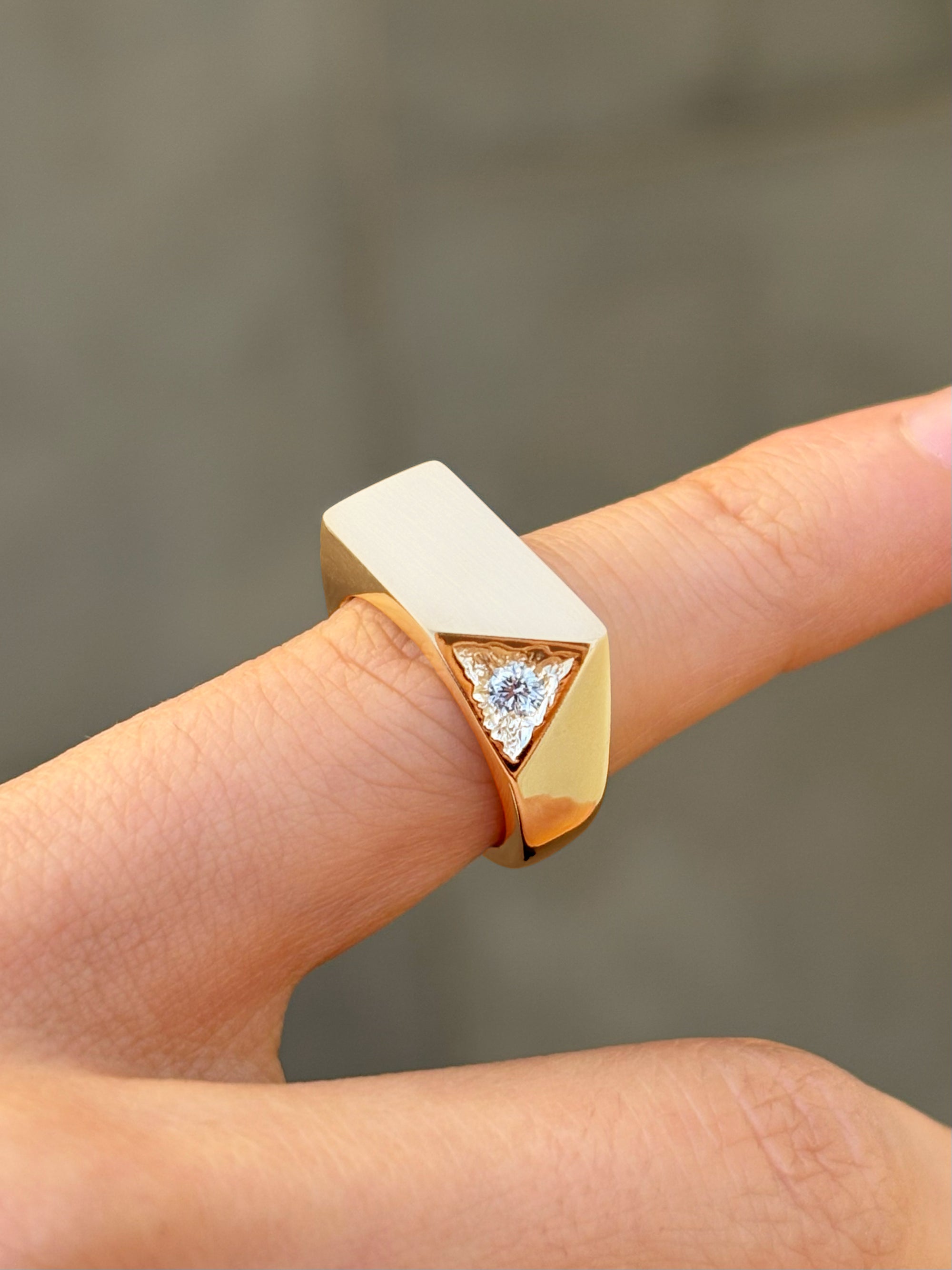 AXIAL SIGNET GOLD